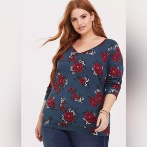 Torrid Floral V-Neck Banded Tee Royal Bouquet Blue Size 2 (2X / 18-20)